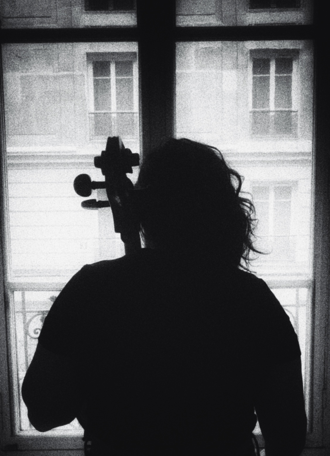 Nesrine — portrait noir et blanc devant une fenêtre