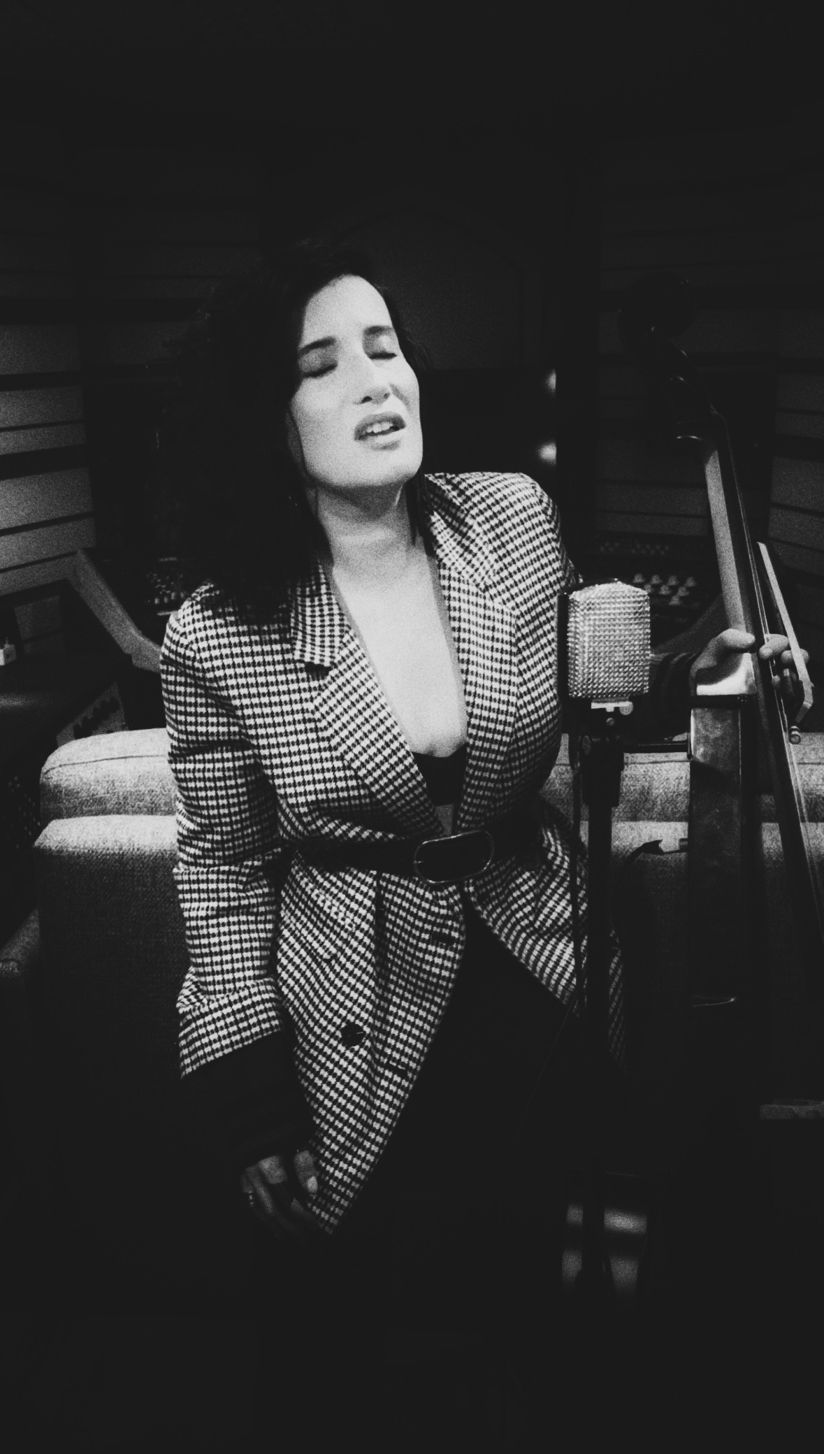 Nesrine — photographie en studio avec violoncelle